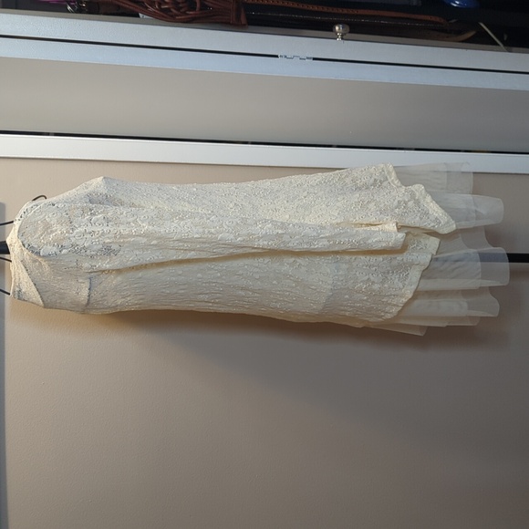 Cream lace dress - Picture 4 of 9